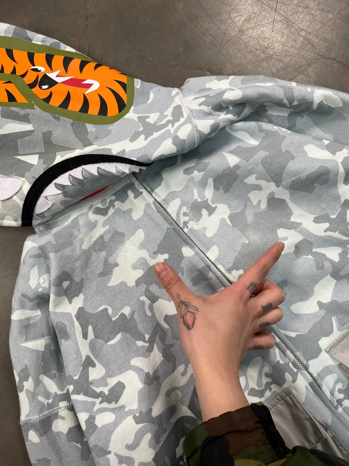 베이프 샤크 카모 후드집업 상품이미지4