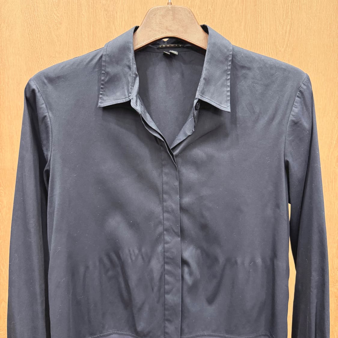 띠어리 배색 실크 믹스 셔츠 블라우스 히든 버튼 디테일 블랙 상품이미지4