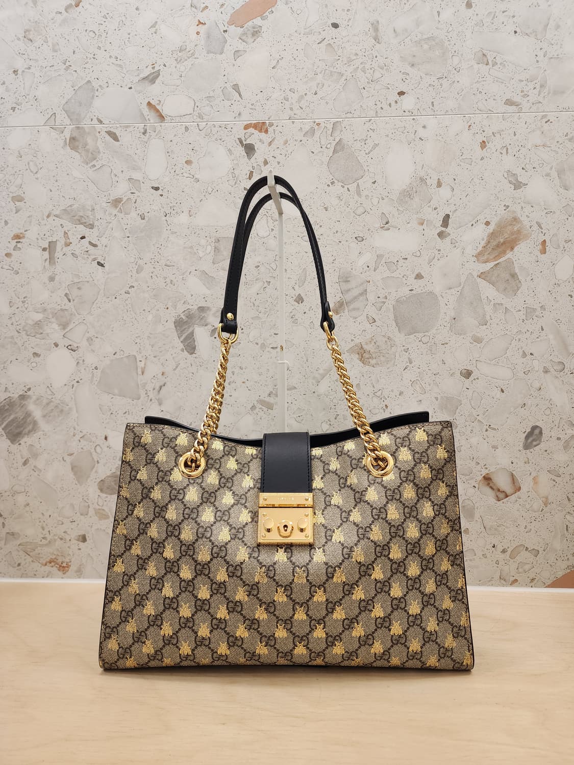 구찌 479197 꿀벌 GG 패드락 숄더백 미듐 상품이미지1