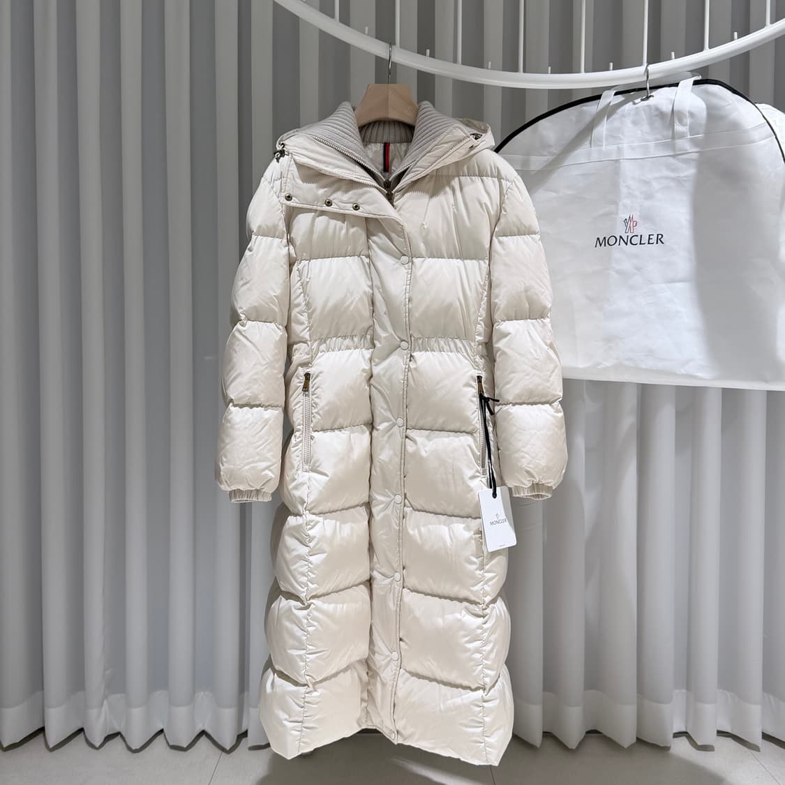 (A+/1) / 26년형 신상 몽클레어 샤머 롱패딩 자켓 오프 화이트 상품이미지1