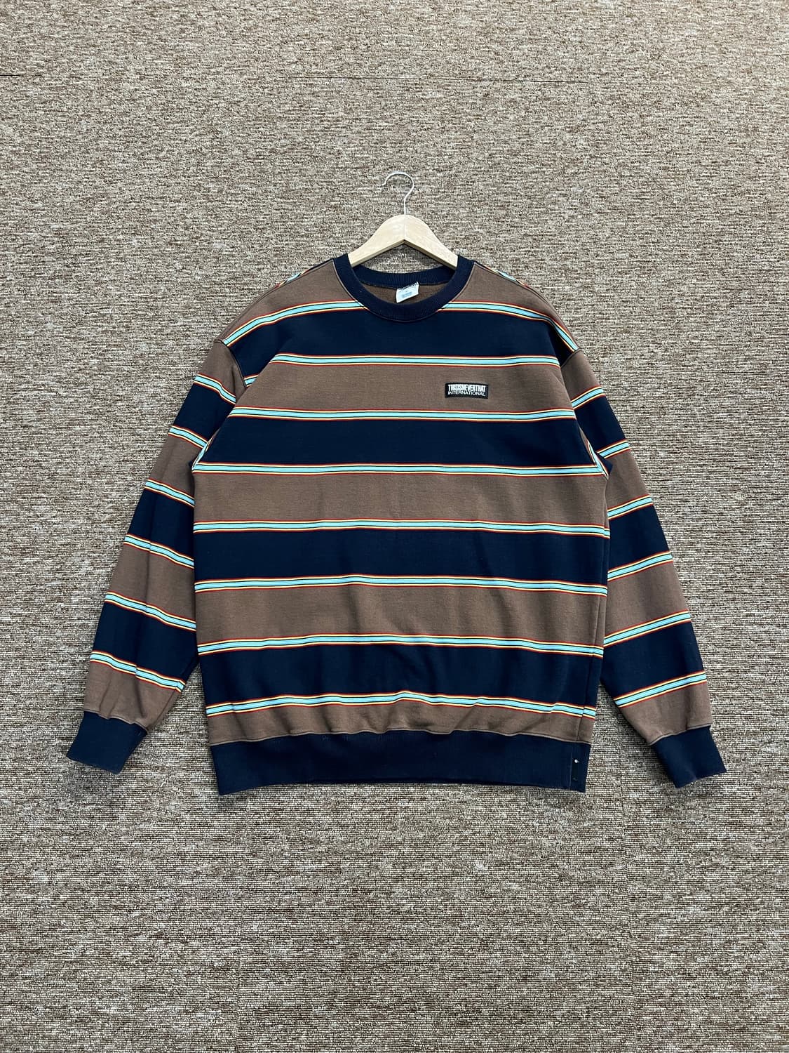 디스이즈네버댓 스트라이프 맨투맨 L 상품이미지1