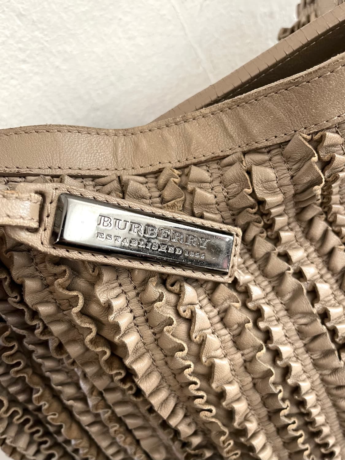 버버리 프로섬 아카이브 플라워 셔링 레더백 상품이미지4