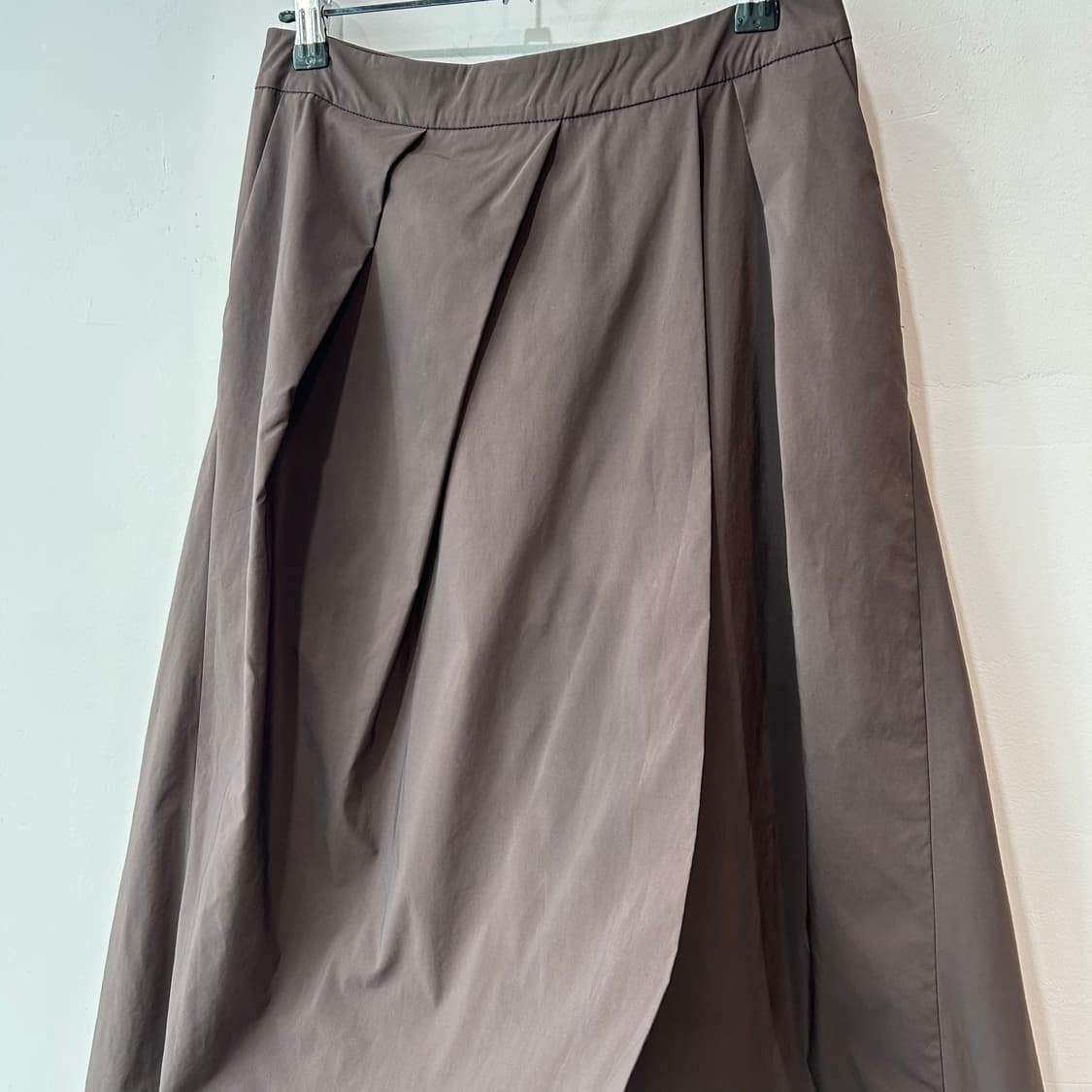 브라운 핀턱 언발 플레어 스커트 상품이미지2