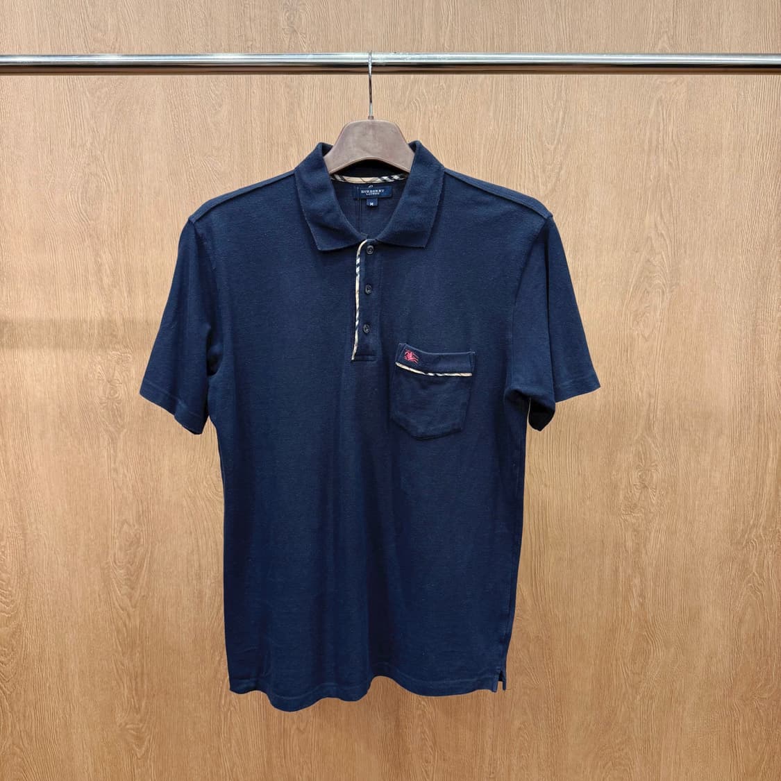 버버리 카라 반팔 카라티셔츠 체크 포켓 로고 자수 디테일 블랙 상품이미지2