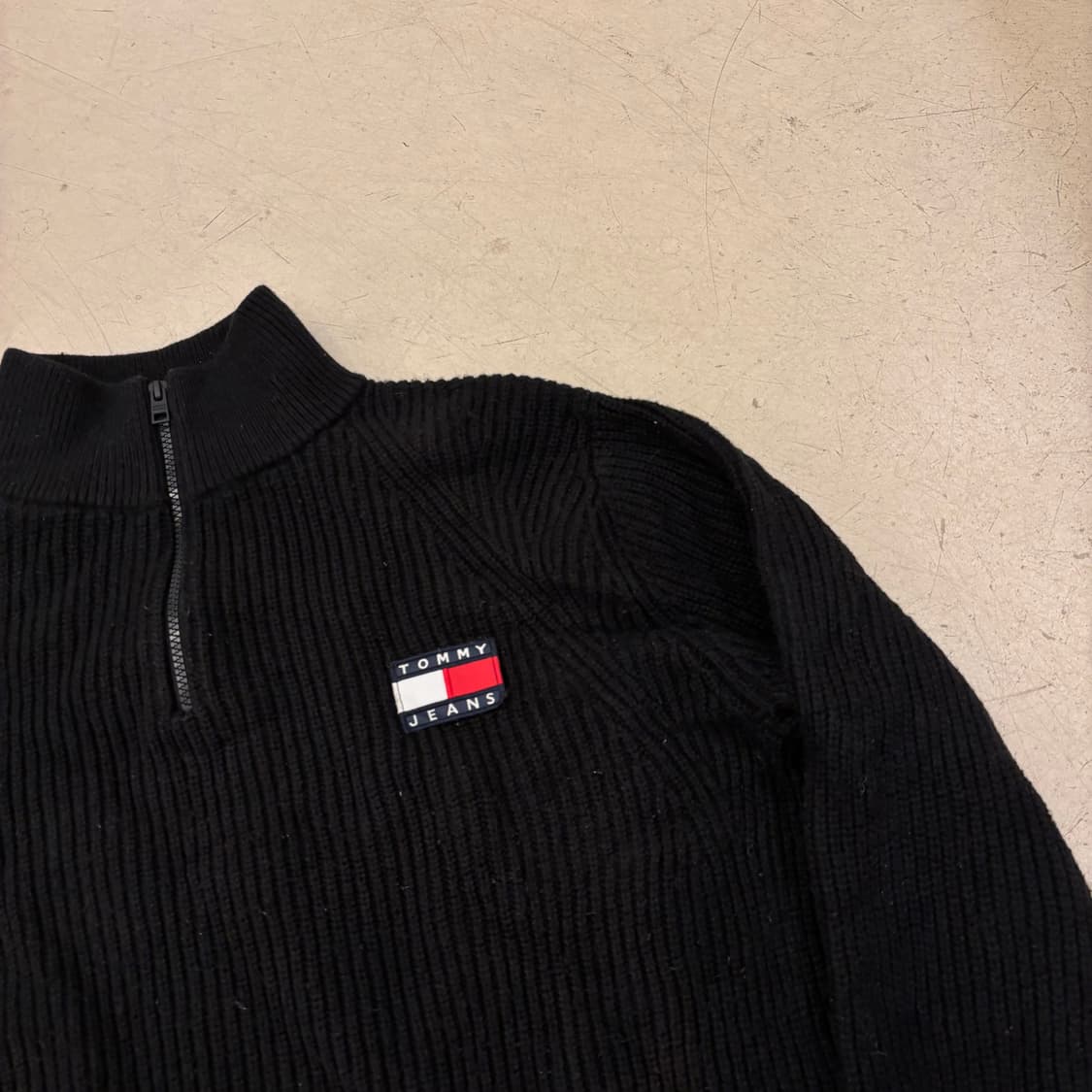 타미진스 스몰로고 반집업 니트 상품이미지2