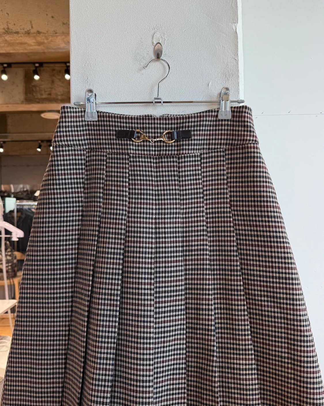 아쿠아스큐텀 브라운 하운드투스 핀턱 미디스커트  상품이미지3