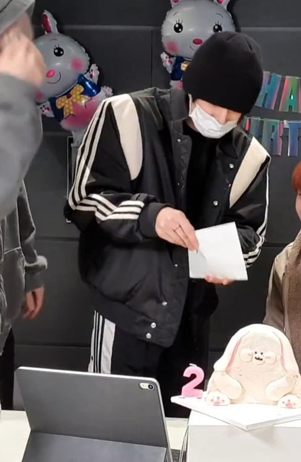 아디다스 사틴 바시티 자켓 투바투 연준 더보이즈 최찬희 착용 상품이미지6