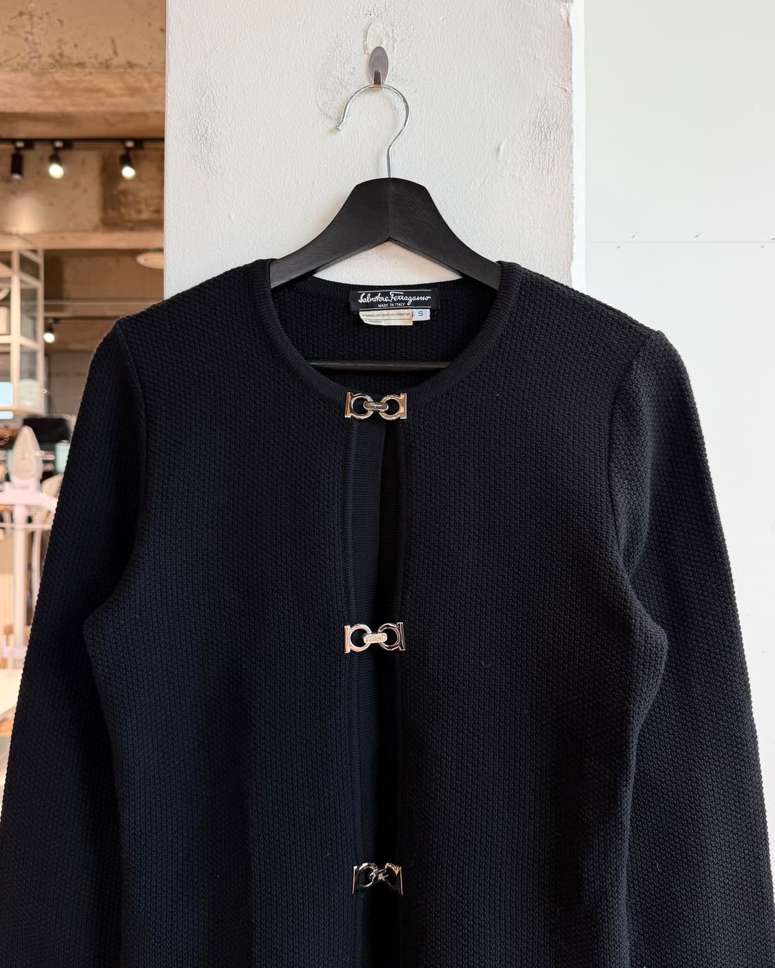 페라가모 블랙 간치니 버튼 가디건  상품이미지3