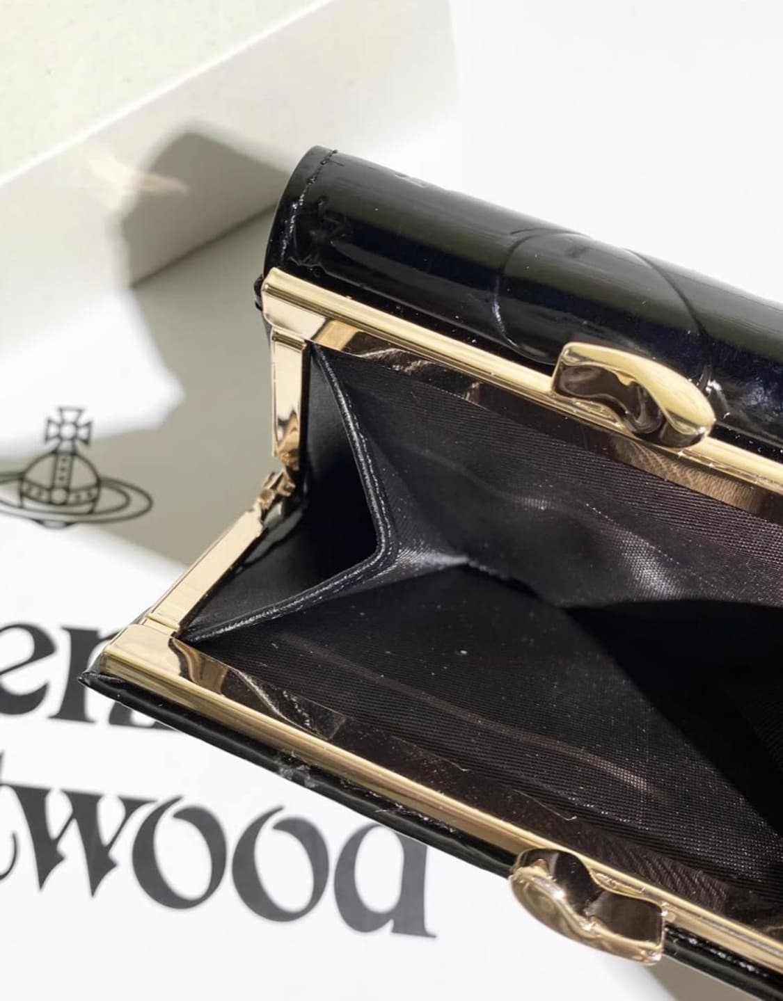 비비안웨스트우드 아카이브 금장 orb 펀칭 블랙레더 하프월렛 반지갑 상품이미지5