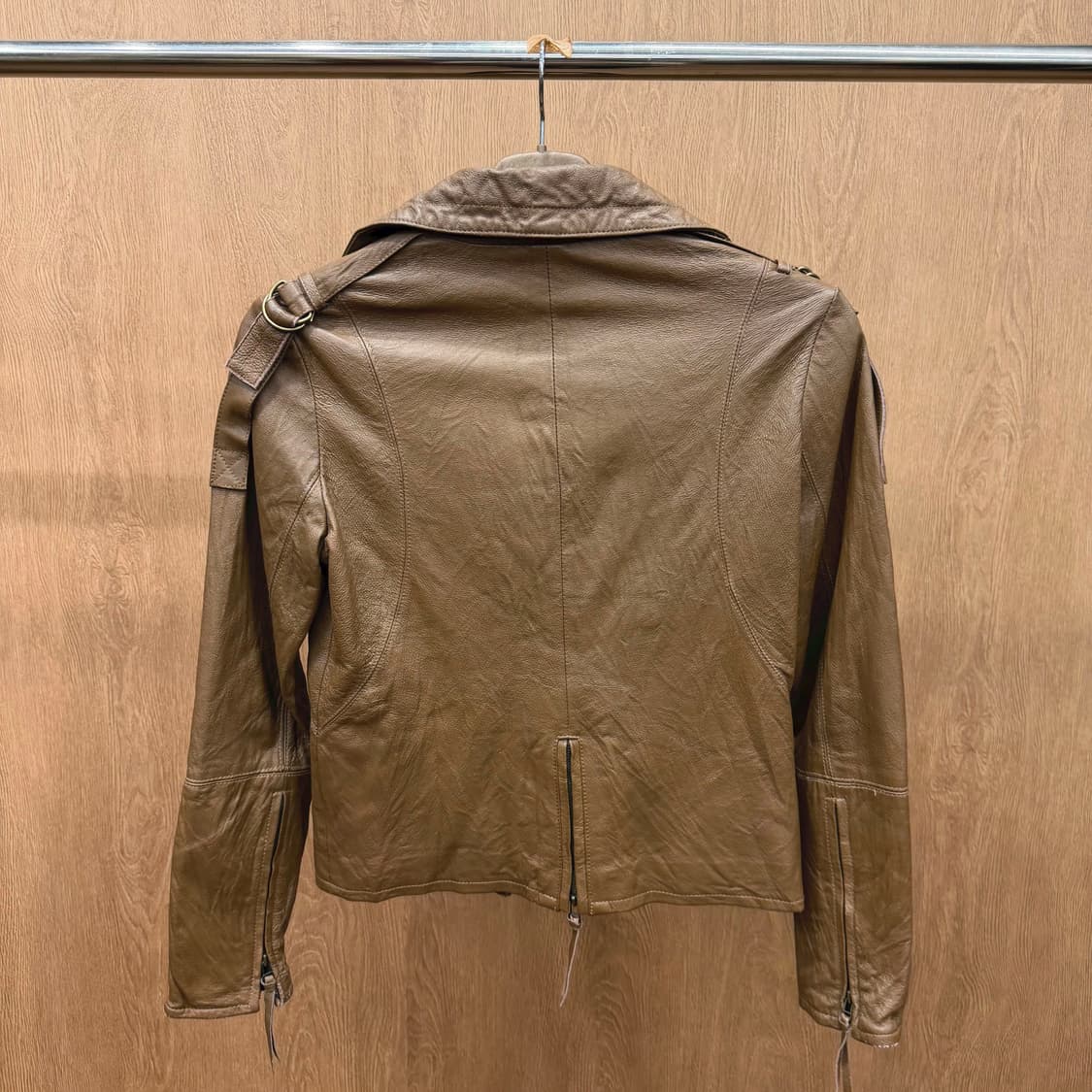 빈티지 레더 라이더 자켓 숄더 스트랩 디테일 레귤러핏 브라운 상품이미지3