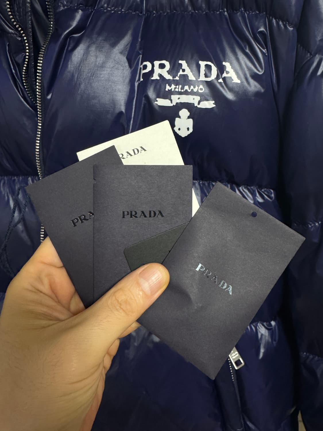 24년 구입 프라다 로고 패딩 세미 오버 M 상품이미지7