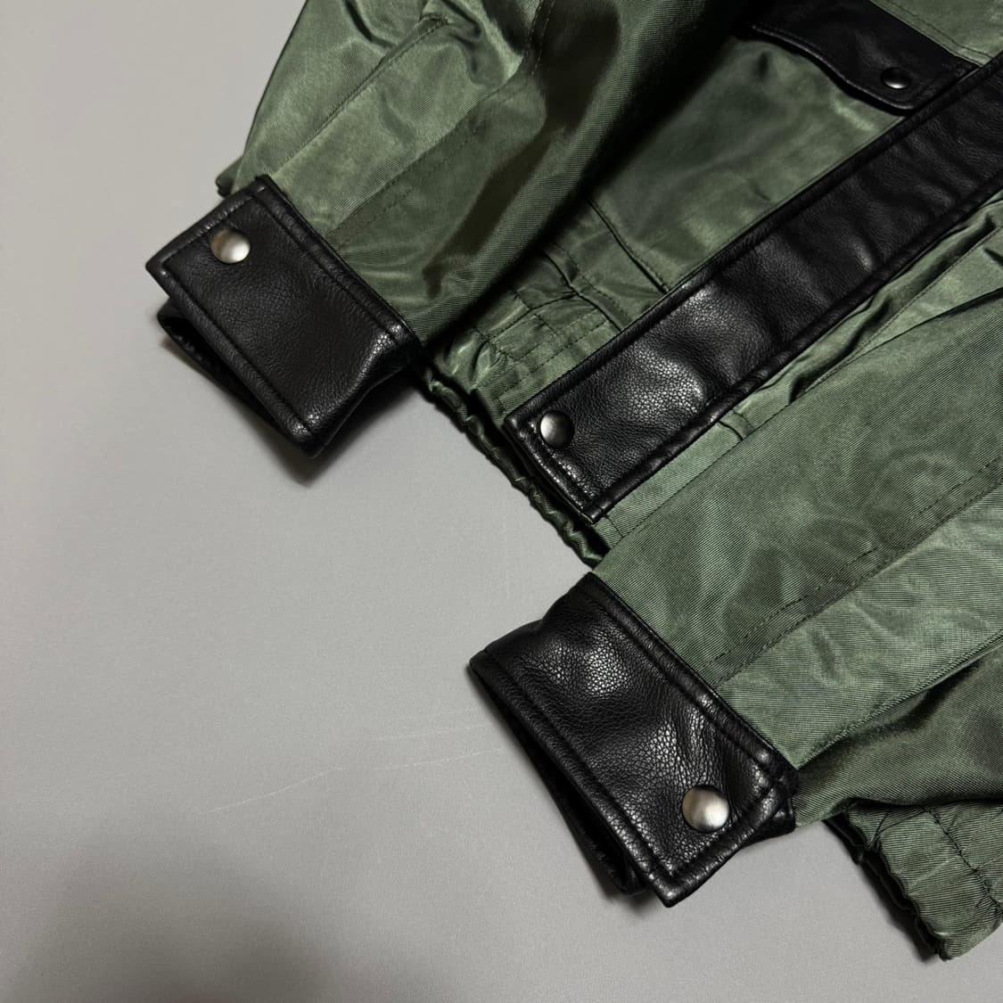 Oriens by 저널스탠다드 올리브컬러 에코레더 디테일 플라이트 자켓 상품이미지6