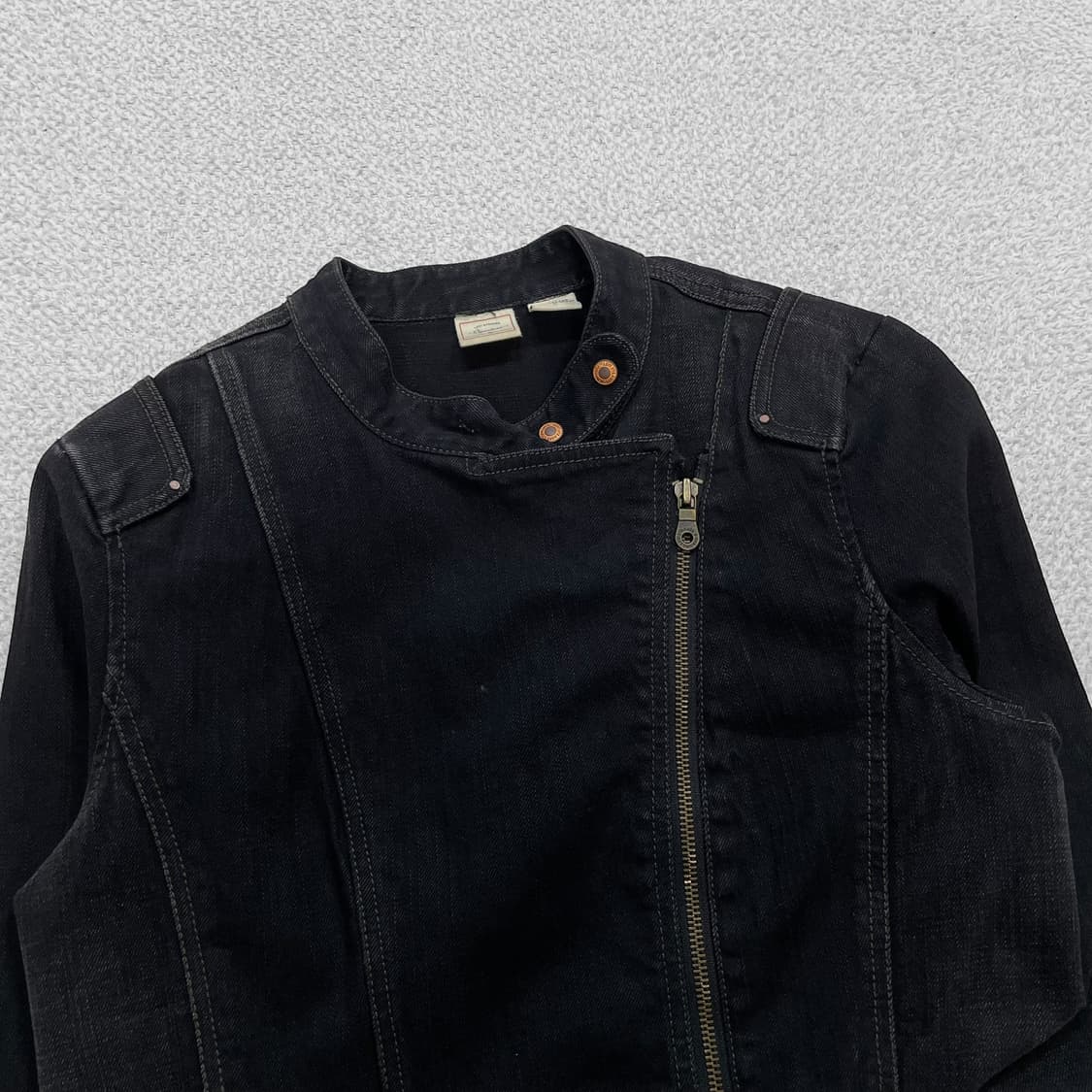 리바이스 우먼스 버튼 워시드 블랙 데님 자켓 상품이미지2