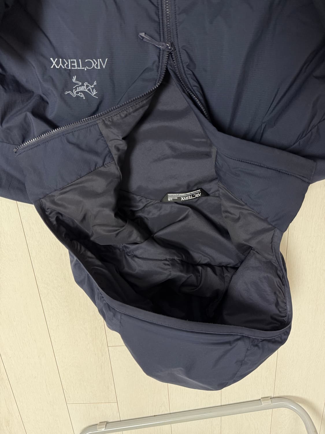 아크테릭스 아톰 L 사이즈 블랙사파이어 자수로고 버전 상품이미지6