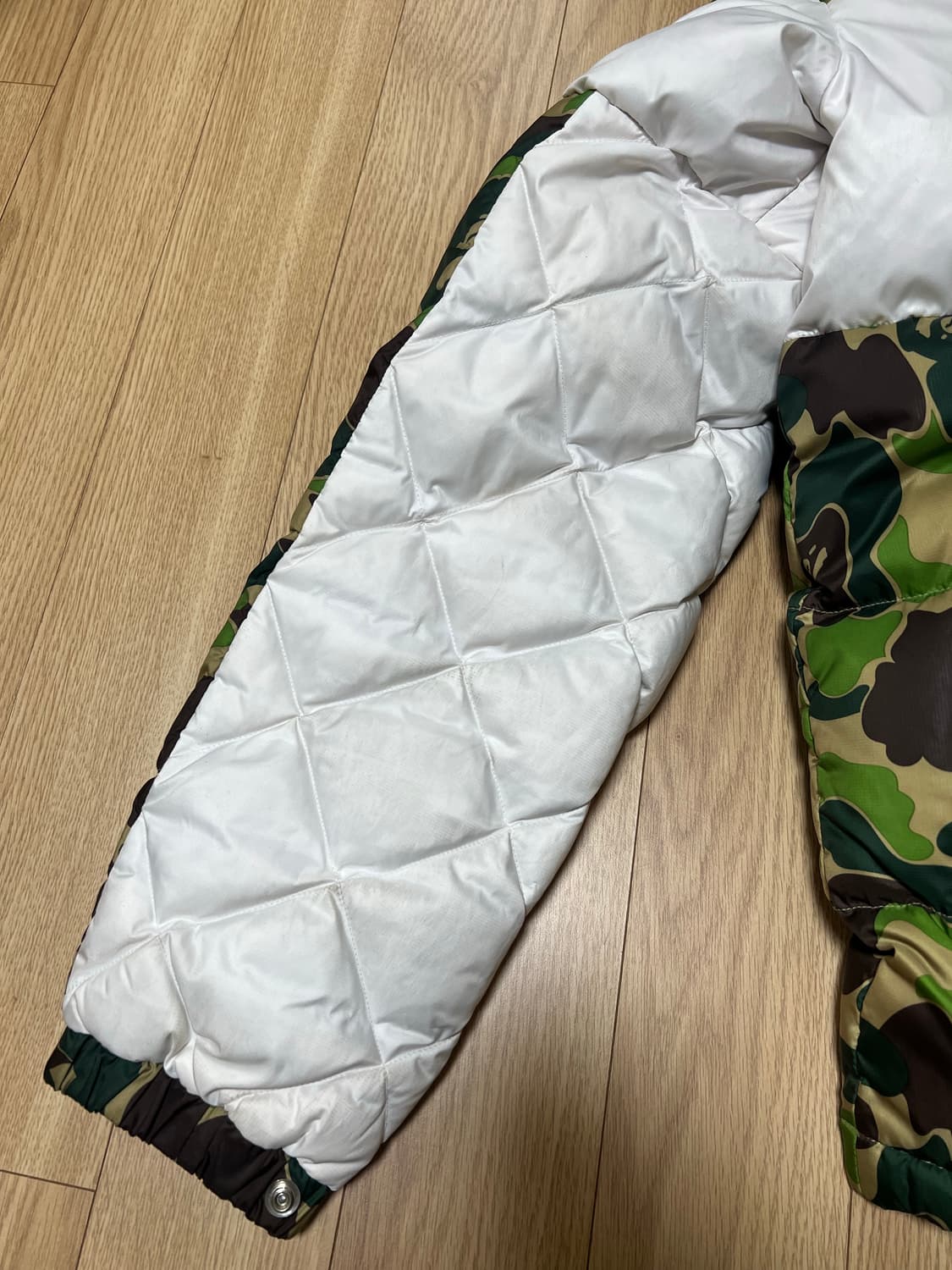 아디다스X베이프 한정판 패딩 판매합니다. 상품이미지7