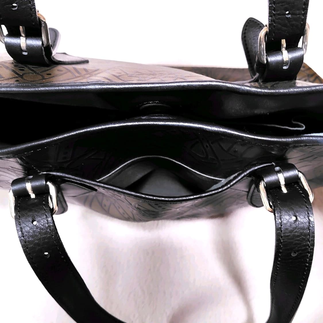 비비안 웨스트우드 로고 패턴 가죽 토트백 상품이미지6