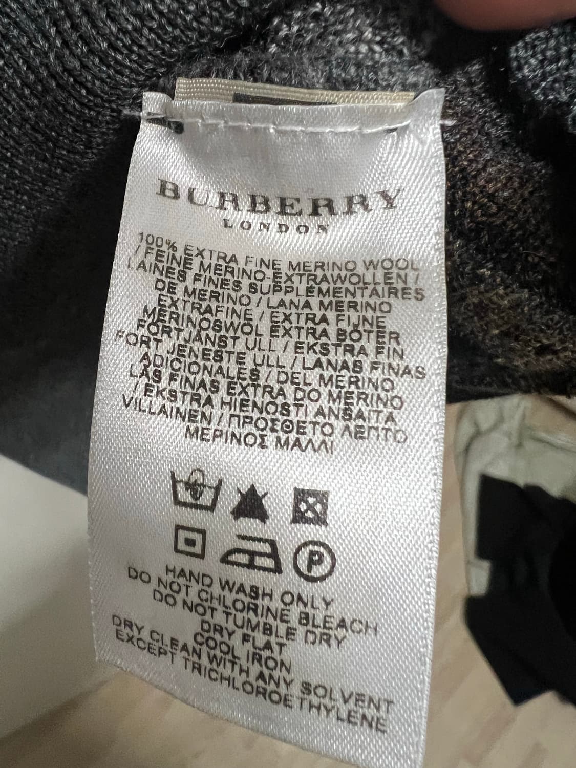 버버리 브이넥 니트  상품이미지4