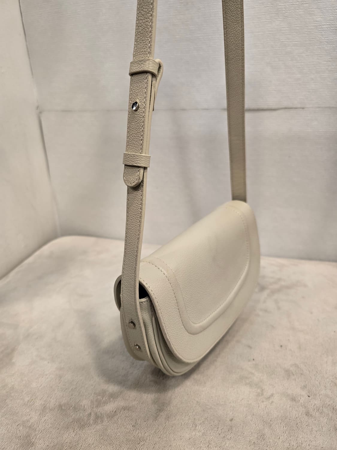 레이드백 로니 클래식 아이보리 반달 스몰  숄더백 상품이미지3