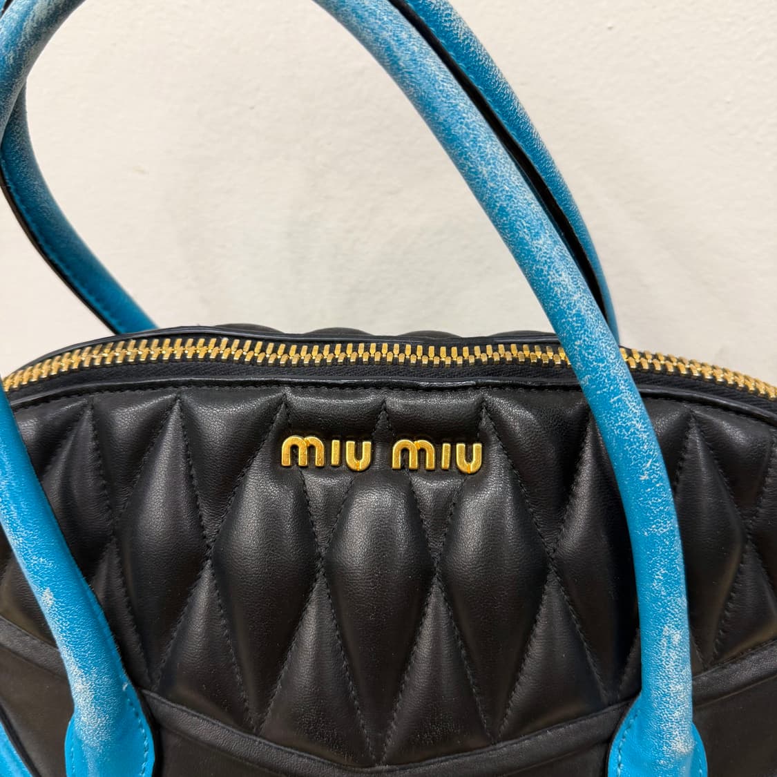 미우미우 투톤 레더 토트백 골드 로고 배색 지퍼 디테일 블랙 블루 상품이미지5