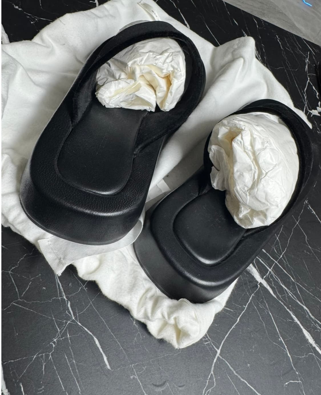 더 로우 긴자 쪼리 블랙 상품이미지3