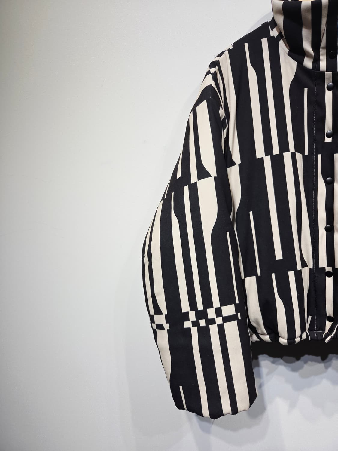 EDITIONWOOD 에디션우드 기하학 패턴 크롭 숏패딩 상품이미지5