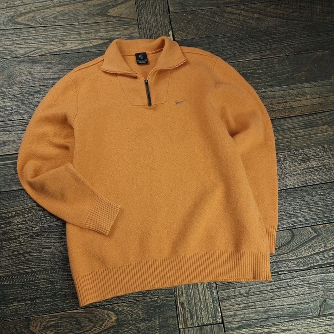 [나이키] 스우시 자수 하프집업 반집업 골프 니트 머스타드 M18779 상품이미지1