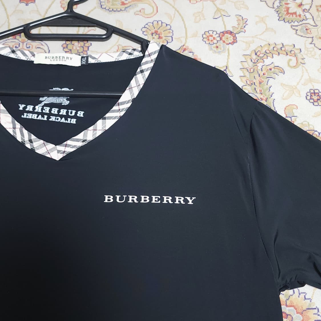 버버리 브이넥 반팔티셔츠
95 상품이미지3