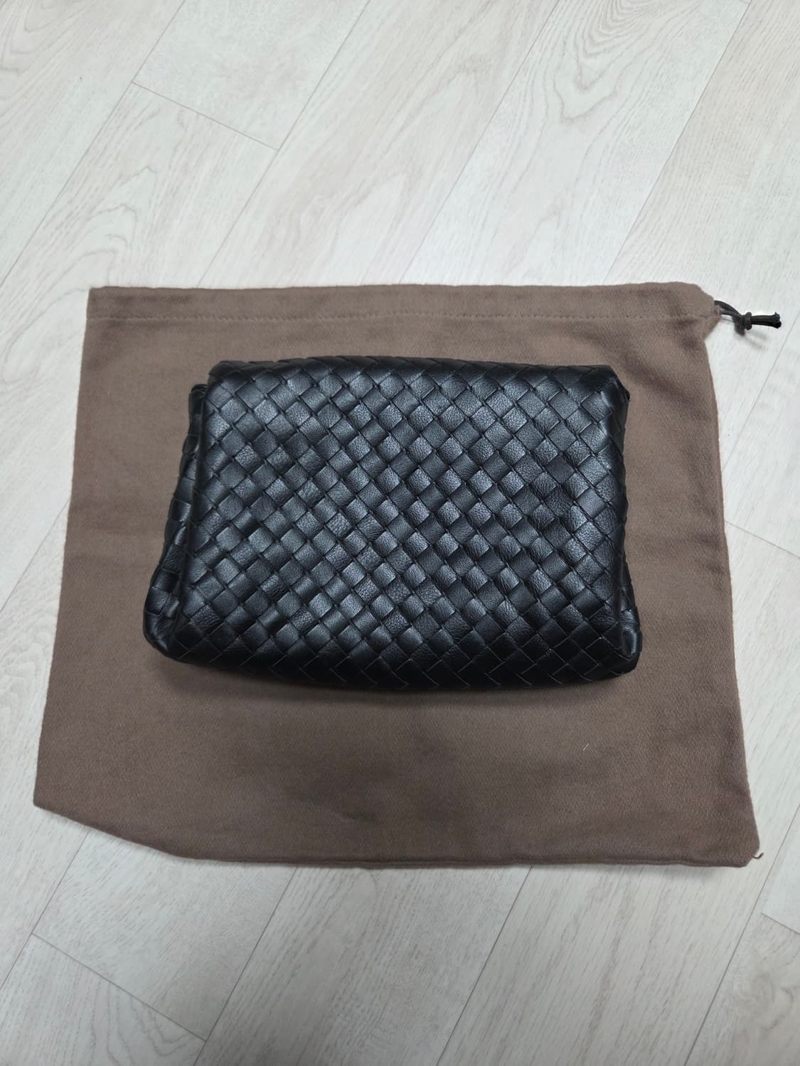 BOTTEGA VENETA 인트레치아토 나파 클러치백 상품이미지4