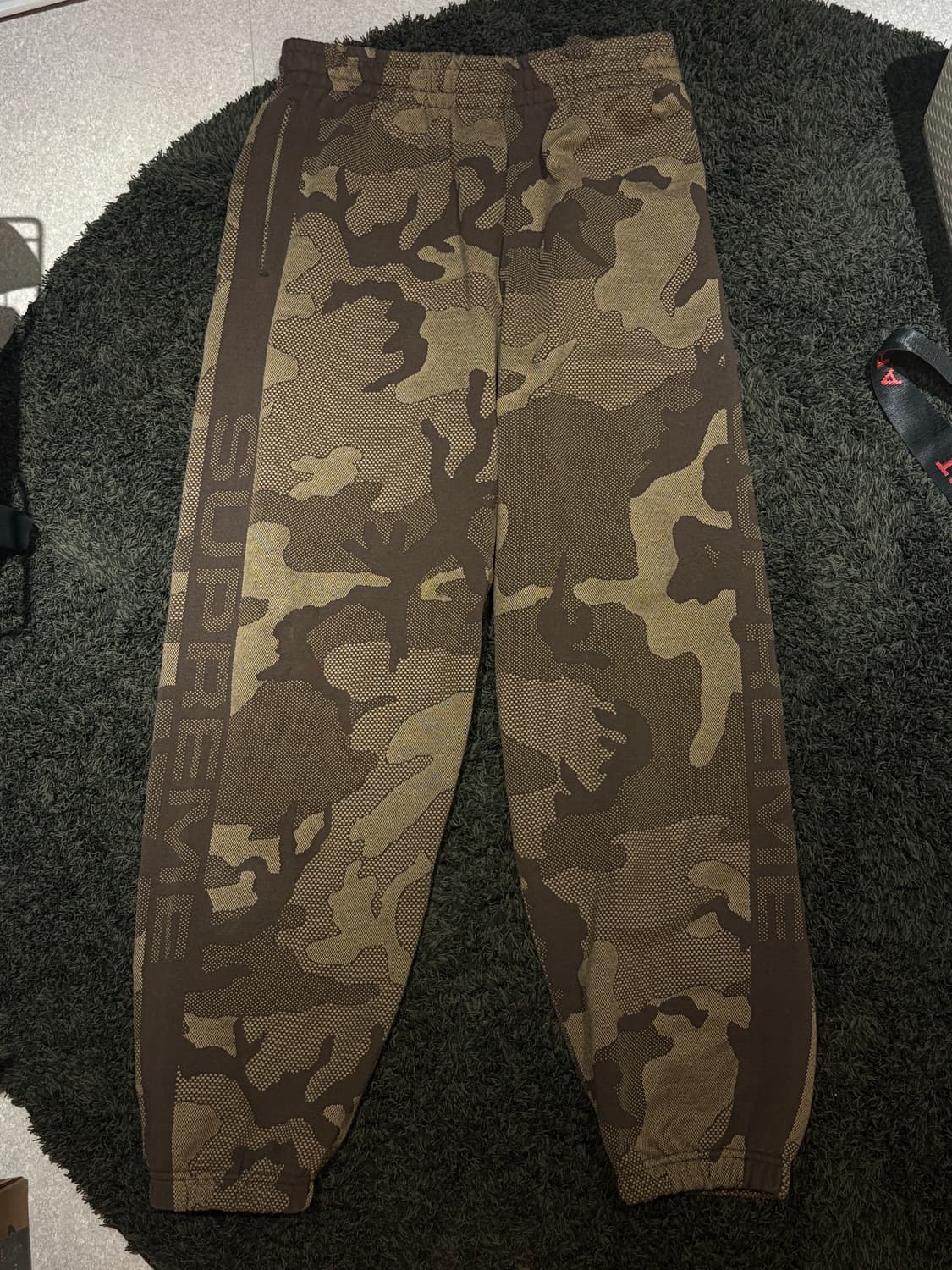 슈프림 Jacquard Stripe Sweatpant Brown 상품이미지2