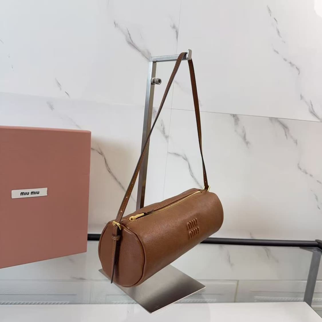 미우 미우 나파 레더 미니 파우치 오크 상품이미지4