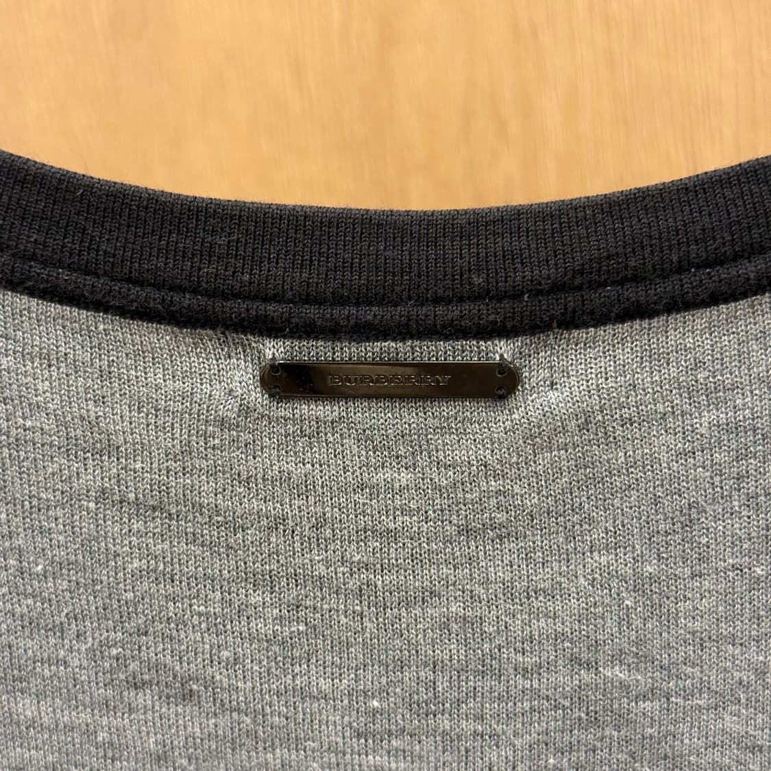버버리 런던 레이어드 배색 반소매 니트 티셔츠 세미 오버핏 블랙 상품이미지6