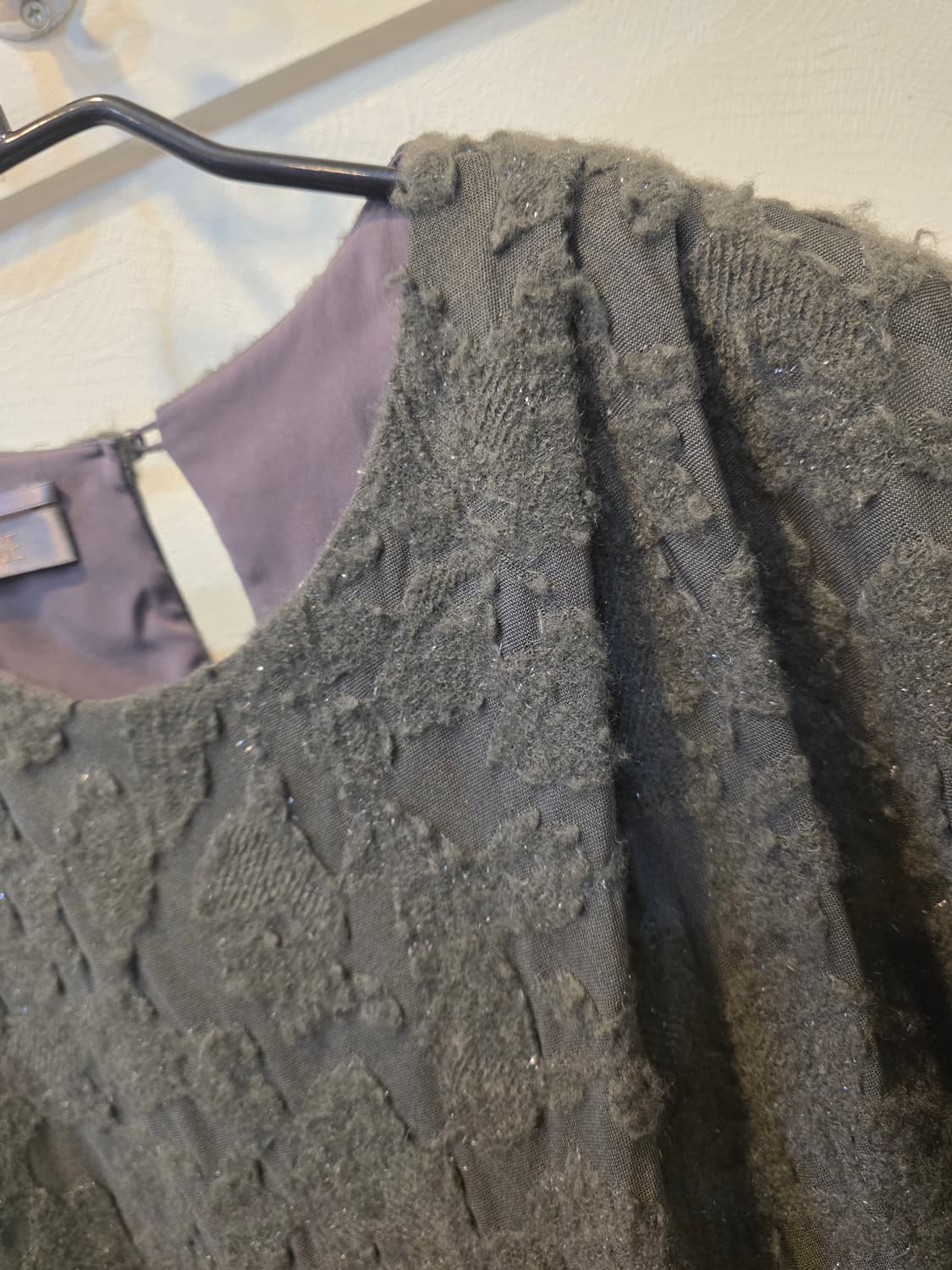 르베이지 딥그네이 엠보싱 블라우스 상품이미지3