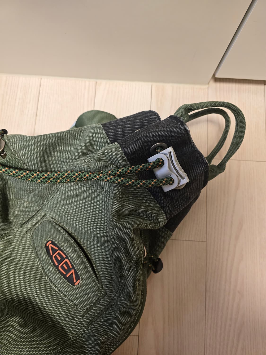 킨 KEEN 스트링 카키 백팩 상품이미지5
