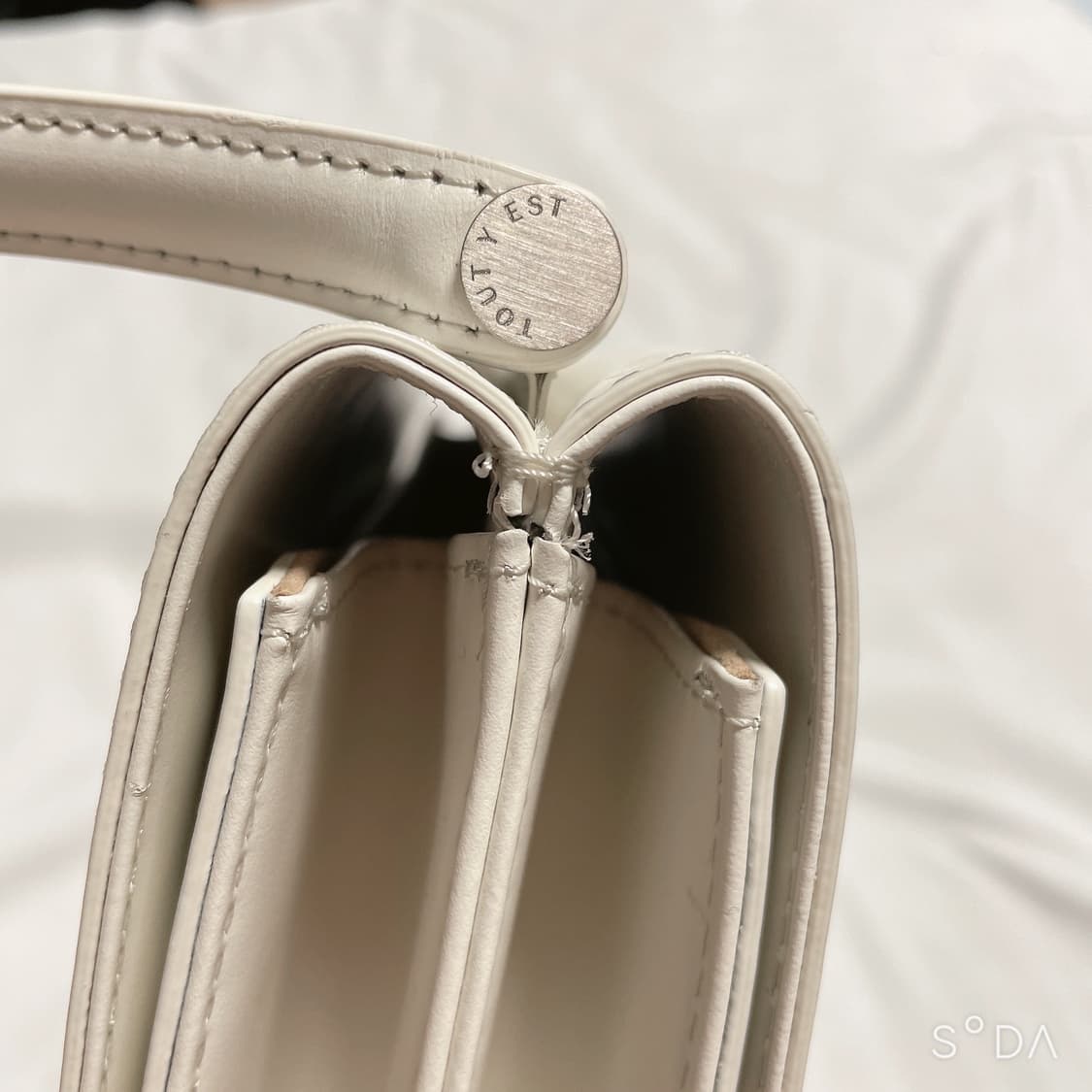 투티에 화이트 레더 숄더백 상품이미지9