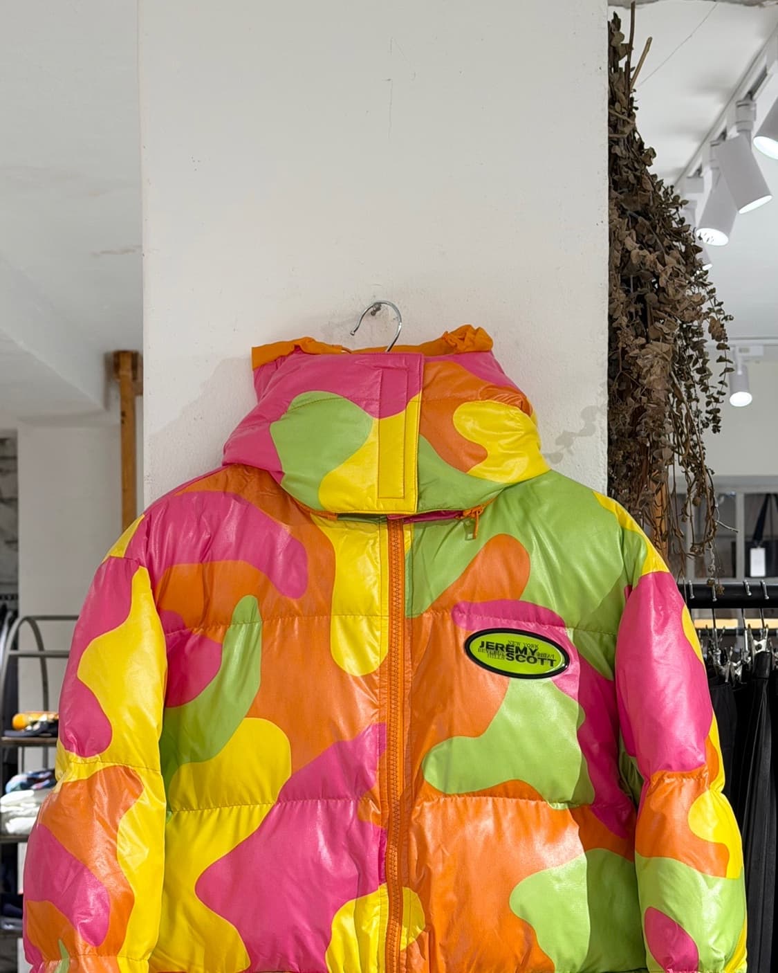 아디다스 x 제레미 스캇 네온 카모 패딩 상품이미지4