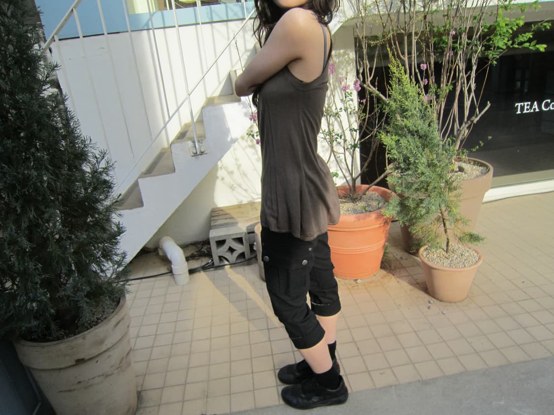 띠어리 슬리브리스 니트 핀턱 플리츠 디테일 루즈핏 브라운 상품이미지2