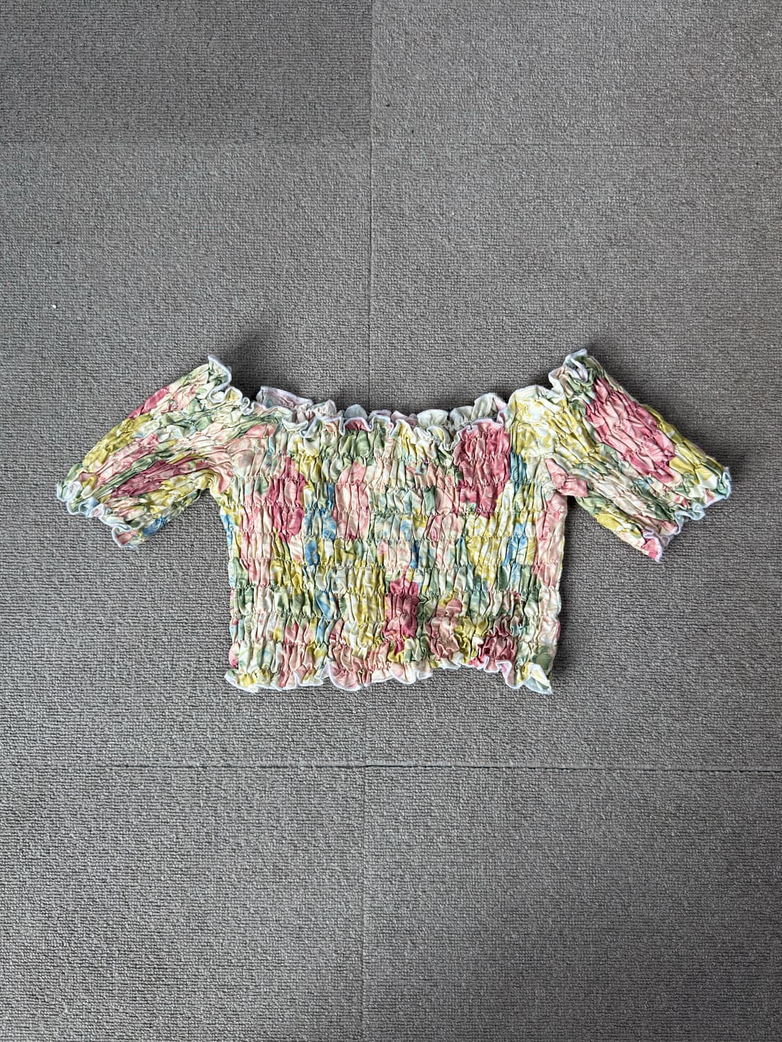 플라워 패턴 오프숄더 스모크 셔링 크롭탑 상품이미지1