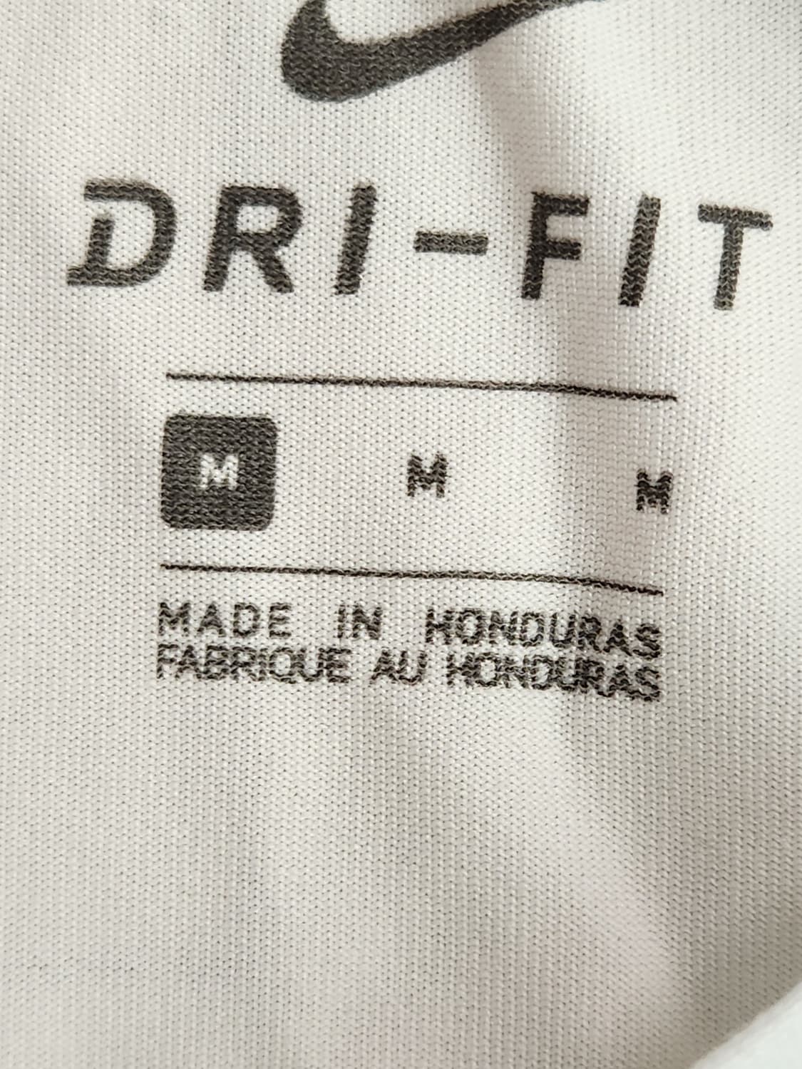 나이키 드라이핏 화이트 반팔 티셔츠 사이즈M

오염 하자없이 깨끗해요^^ 상품이미지4