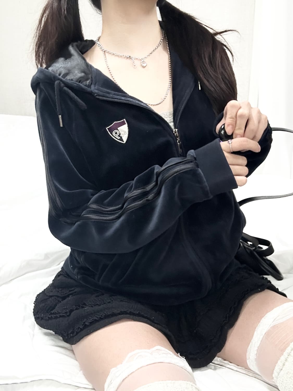 아식스 00‘s 글리터로고 벨벳 후드집업 상품이미지3