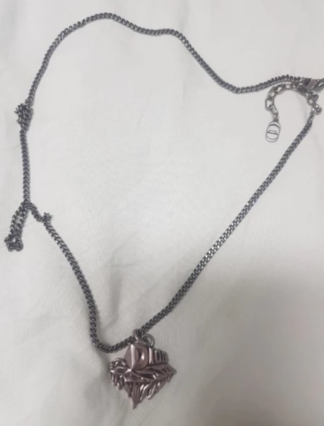 디올 로고 펜던트 목걸이 한정판 상품이미지3