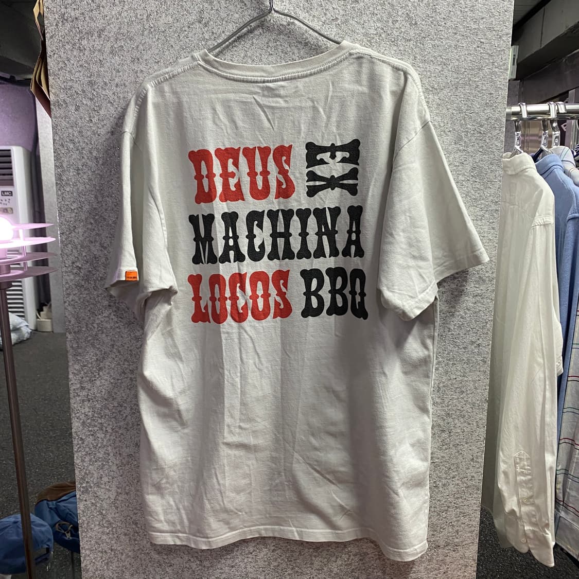 데우스 엑스 마키나 빅로고 비비큐 레터링 반팔티 B4593  상품이미지4