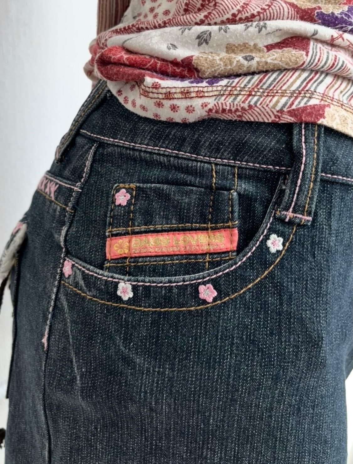 DAISY LOVERS 프리즘 자수 아일렛 데님 스커트 상품이미지6