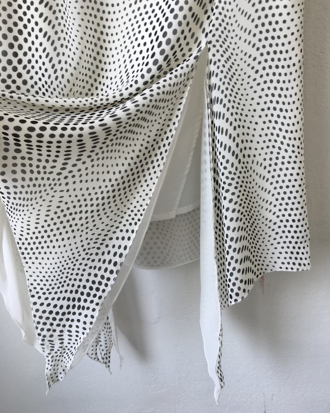 Dot pattern unbalanced drop point skirt 상품이미지2