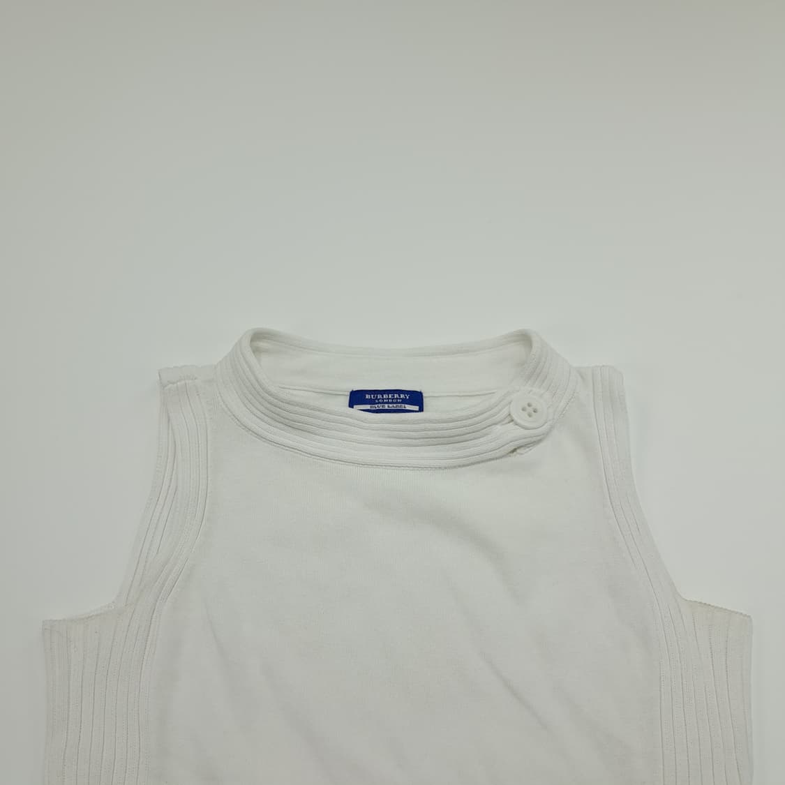 CN848W M 버버리 블루라벨 화이트 코튼 슬리브리스 니트 상품이미지2