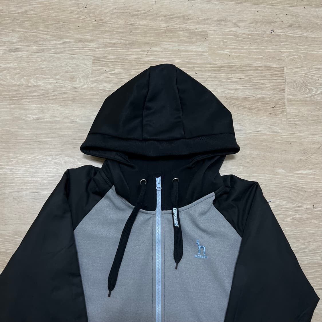 헤지스 여성 골프웨어 로고 기능성 배색 방풍 후드집업 [그레이] S/90 상품이미지2