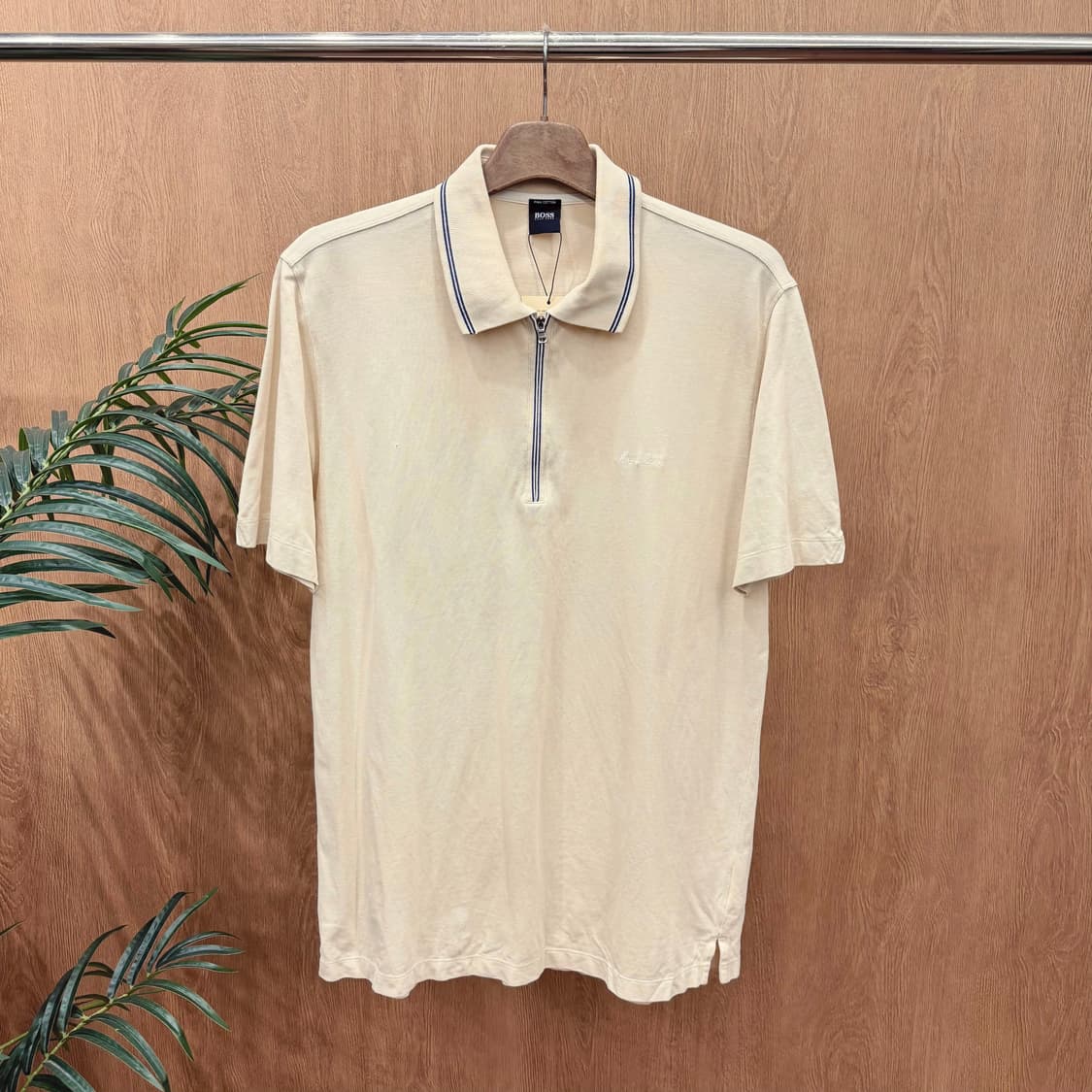휴고 보스 반팔 카라 티셔츠 하프 집업 로고 자수 디테일 레귤러핏 베이지 상품이미지1