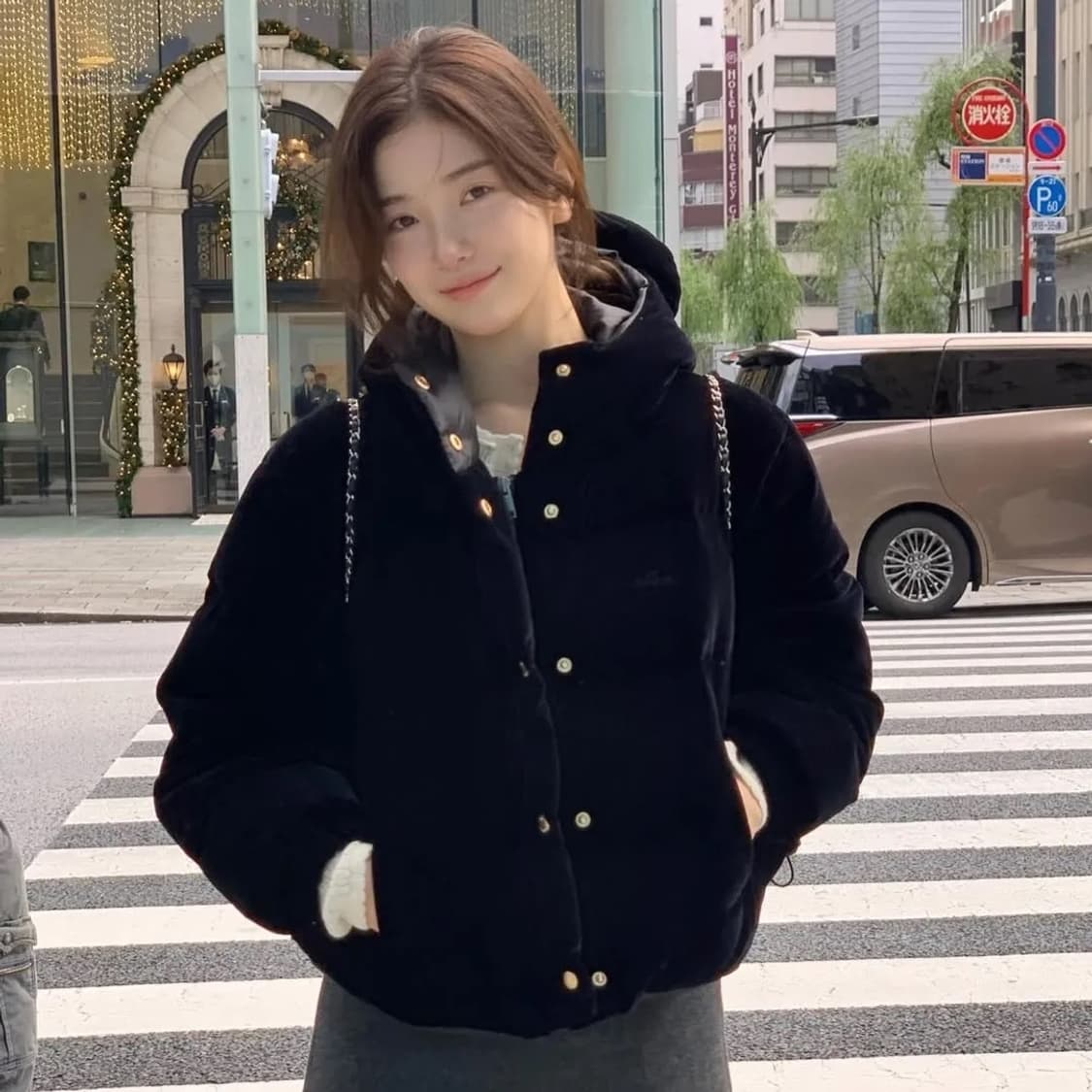 더바넷 벨벳 구스 다운 푸퍼 크롭 패딩 블랙 상품이미지1