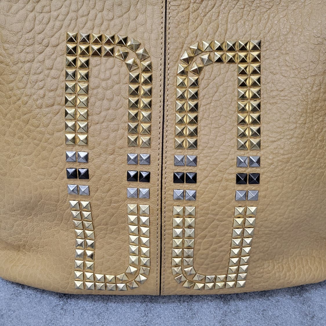 닥스 DD로고 스터드 장식 토트백 43x29cm 상품이미지2