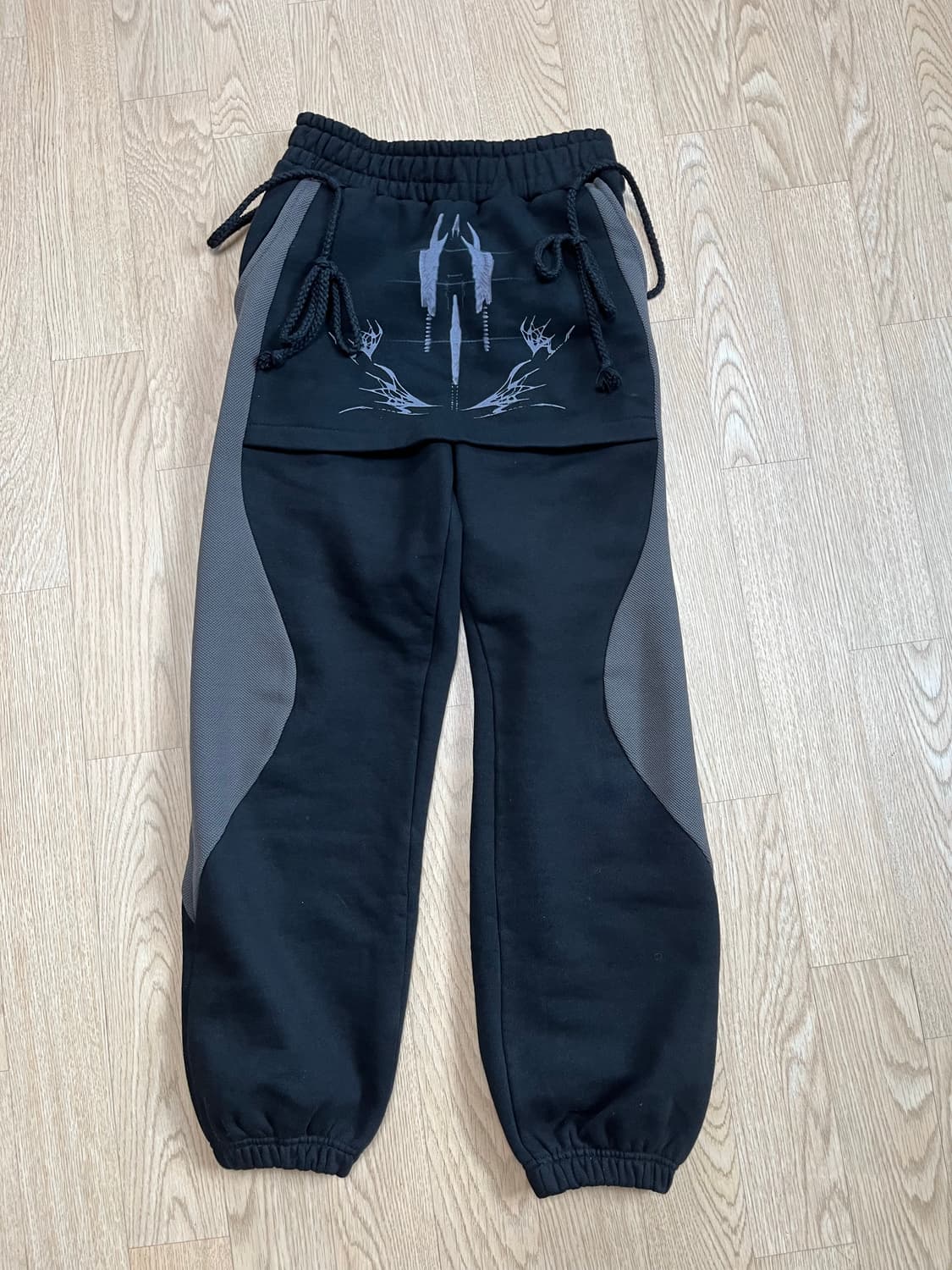 Graphic Apron Sweatpants / Black 상품이미지1
