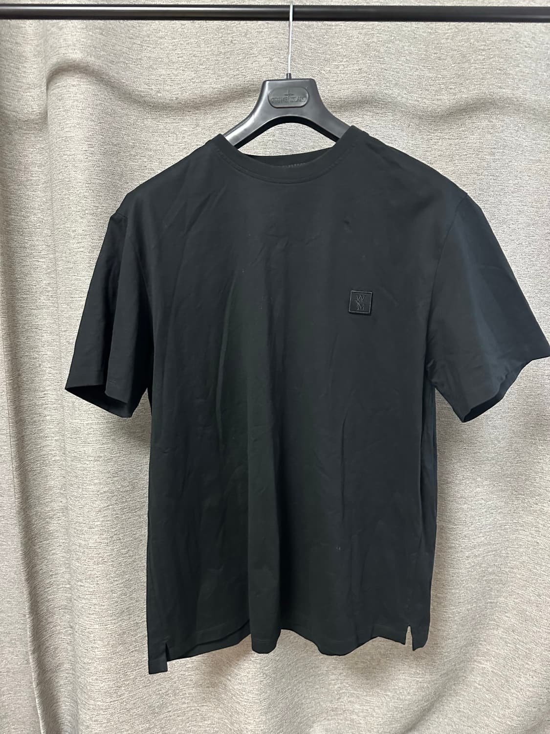 우영미 그라데이션 엠보싱 백로고 반팔 블랙 (52) 상품이미지2